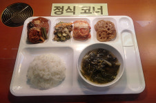 “한 끼에 6000원, 편의점 도시락보다 싸다” 손 떨리는 밥값에 구내식당 찾는 사람들 [김기자의 현장+]