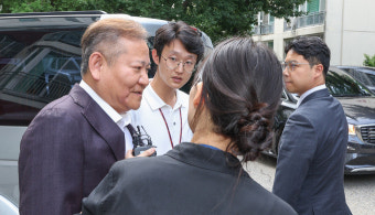 [포토] '탄핵 기각' 자택 나서는 이상민 장관