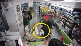 편의점 진열대 차는 아이 말리자 소리 지른 母, 음료수 집어 던진 父[영상]
