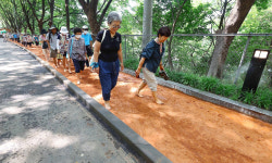 맨발로 황톳길 걷는 시민들