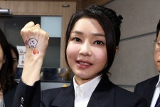 손등에 ‘강아지 그림’…김건희 여사 “개 식용 금지될 때까지 노력”