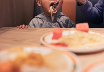 “식당 탁자에 아기 손 긁혀 손해배상 청구” 32개월 엄마에 ‘눈총’