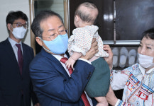 홍준표 시장, 추석 앞두고 애망장애영아원 방문