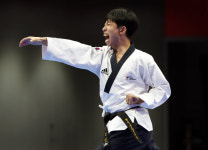 [속보] 항저우 AG 한국 첫 금메달, 태권도 품새 강완진 남자부 정상