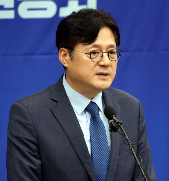 [포토] 더불어민주당 새 원내대표에 3선의 홍익표 의원