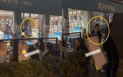 또 목격담…블핑 리사, ‘열애설’ 루이비통 2세와 파리 식당서 ‘당당’