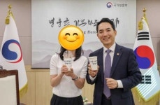 “같은 여대생인데..” 무개념된 ‘아이폰녀’…군인 응원 ‘빽다방녀’는 ‘개념녀’에 장관 추천까지 받아
