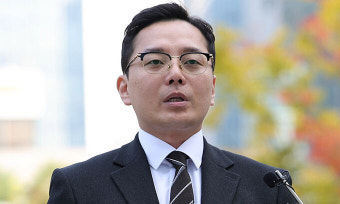 '법카 유용 의혹' 조명현씨, 검찰 출석…이화영 변호인은 재판부 기피 신청