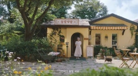 “벌 보호 위한 여정에 힘을…” 윤여정, 그린피스 ‘꿀벌 식당’ 캠페인 참여