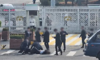 “빨리 지나가라”… 대통령실 앞 경찰 재촉에 흉기 휘두른 70대男 [사사건건]