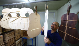 일만 번 손길로 태어난 기타… 낭만의 선율이 흐른다 [밀착취재]