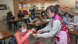 [포토] 한복 키링 만들어봐요 한지 공예 배우는 시민들