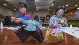 [포토] 한복 키링 만들어봐요 한지 공예 배우는 시민들