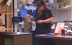 종업원에 접시째 음식 던진 여성…美법원 입장 바꿔 식당서 2개월 일해라