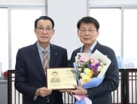 한수총, 수산업 발전 공로 국회의원에 감사패 전달