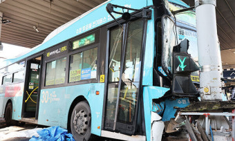 ‘18명 사상’ 수원역 시내버스 급발진 아닌 운전자 과실에 무게… 경찰, “브레이크 아닌 액셀 밟아”