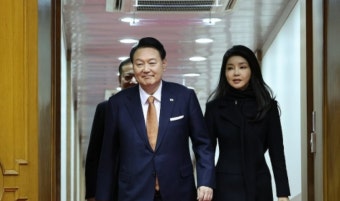 대통령실, 김건희 여사 특검 ‘거부권’ 무게…여론 추이 등 살필 듯