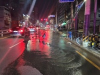 서울 한복판 도로 뚫고 물이 ‘콸콸’…보라매병원 방면 차량 일부 통제