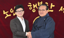 노인회 찾은 한동훈 “다 제 책임, 어르신 공경하는 정당 될 것”