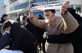 대학생 진보단체, 용산 대통령실 기습 시위하다 경찰 연행