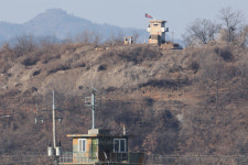 마주 본 남북 초소, 찬바람 쌩쌩