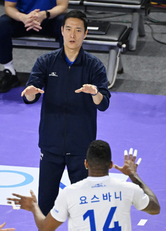 ‘드디어 다 따라잡았다’ 통합 4연패 노리는 대한항공, 선두 우리카드와 승점 동률...무라드 칸의 원맨쇼는 오늘도 계속