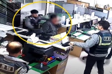 [영상]톱·망치 들고 지구대 난입한 男 제압한 경찰관, ‘무술 14단’이었다