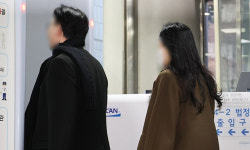 [단독] “김용, 보석 석방 뒤 변호인과 ‘1억 수수 날짜’ 위증 논의”