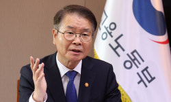 이정식 고용장관 “불안의 시대, 상생과 연대로 극복해야” [2024 시대정신을 묻다]