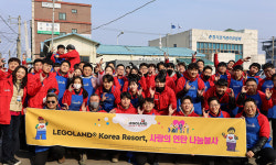 레고랜드 임직원, 설 명절 앞두고 취약계층에 연탄 2000장 전달