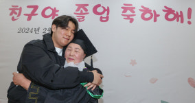 배움에 나이는 상관 없다… 늘푸름학교 졸업식 [한강로 사진관]