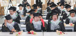 배움에 나이는 상관 없다… 늘푸름학교 졸업식 [한강로 사진관]