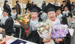 배움에 나이는 상관 없다… 늘푸름학교 졸업식 [한강로 사진관]