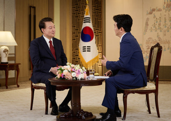 윤석열 대통령, 명품백 논란에 “매정히 못 끊어… 아쉽다” [尹대통령 신년 특별대담]