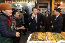 尹대통령 “전통시장 온기 돌게 할 것”