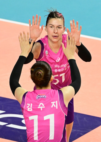 승점 6짜리 경기 앞둔 현대건설 강성형, 흥국생명 아본단자 감독의 공통된 시각 “윌로우 영입 이후 흥국생명 팀 분위기가 바뀌었다”
