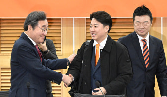 [포토] 인사하는 이낙연·이준석 개혁신당 공동대표