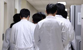 [사설] 의대생 집단 휴학, 전공의 사직은 사태만 악화시킬 뿐