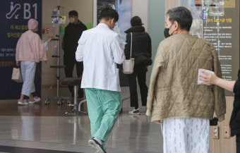[포토] '전공의 사직서 제출' 긴장감 감도는 대학병원