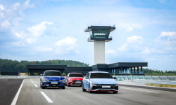 30도 경사로서 두 바퀴로 아슬아슬 주행하자 감탄사가 “아~”