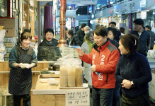 국힘 권영진 예비후보, ‘대구 민심 바로미터’ 달서시장 떴다