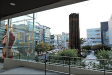 천안의 전국적 명소 ‘아라리오 조각광장’ 작품들 봄 맞이 목욕