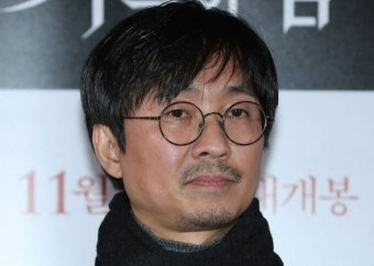 장항준 감독, 검찰 조사받았다…카카오엔터 제작사 고가 인수 의혹 관련