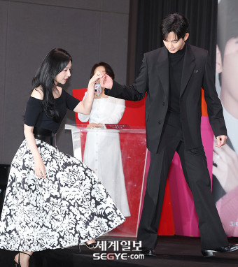 [포토] 김수현-김지원 '심쿵 에스코트'