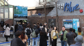 [포토] 역사의 뒤안길로 사라지는 소극장 ‘학전’ 마지막 날 공연