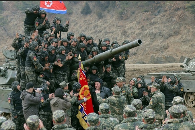 김정은 국무위원장, 육군 현대화 강조... 탱크와 장갑차 최신식으로 교체해야