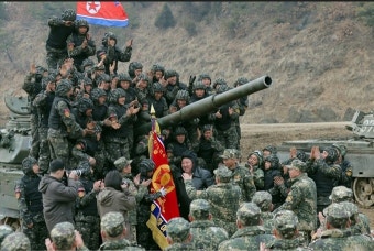 김정은 국무위원장, 육군 현대화 강조... 탱크와 장갑차 최신식으로 교체해야