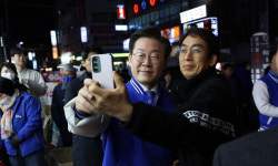 李, 임학역 찾아 지지자와 셀카