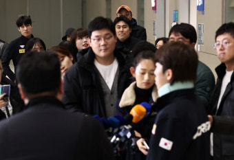 ‘팀킬 논란’에 다친 쇼트트랙 박지원, 목 보호대·팔 붕대 감고 귀국… 황대헌 “서로 경쟁하던 상황에서 나온 것, 절대 고의 아니다”
