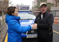 “차에서 내려 응원까지” 고민정과 ‘엄지 척’…배우 박상면 깜짝 근황